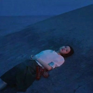 后来她一个人哭了好久 个性小女生微信头像