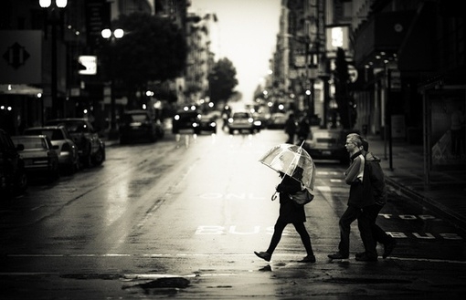 又是一个下雨天街道上的行人行色匆匆