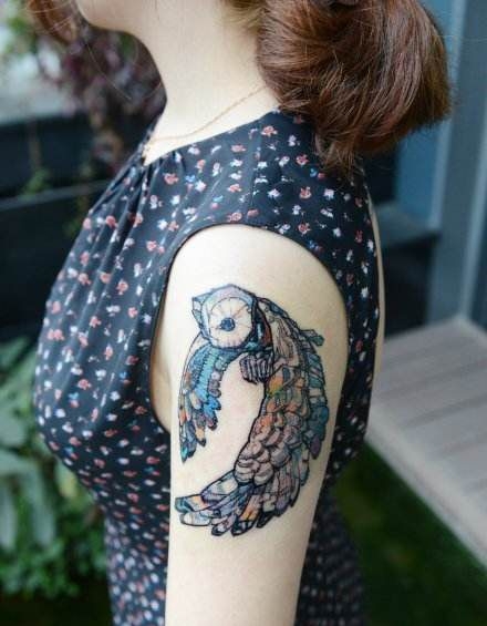 女士大臂猫头鹰纹身图案