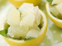 餐桌上的水果甜点