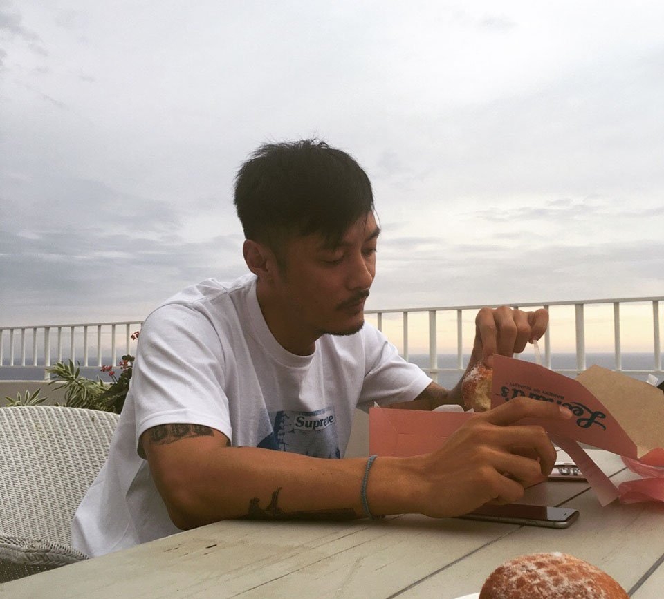 硬朗型男余文乐雅痞帅哥微博生活照图片