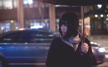 行走在冬季夜晚的美女图片欣赏