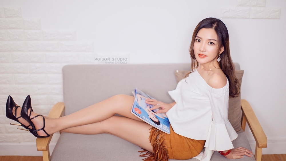 甜美女孩居家写真桌面壁纸下载
