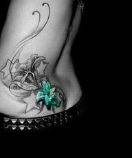 女性腰部漂亮的花朵纹身