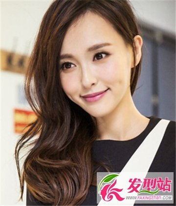 中长发怎么打理好看 蓬松的中长烫发卷发发型显气质十分吸睛
