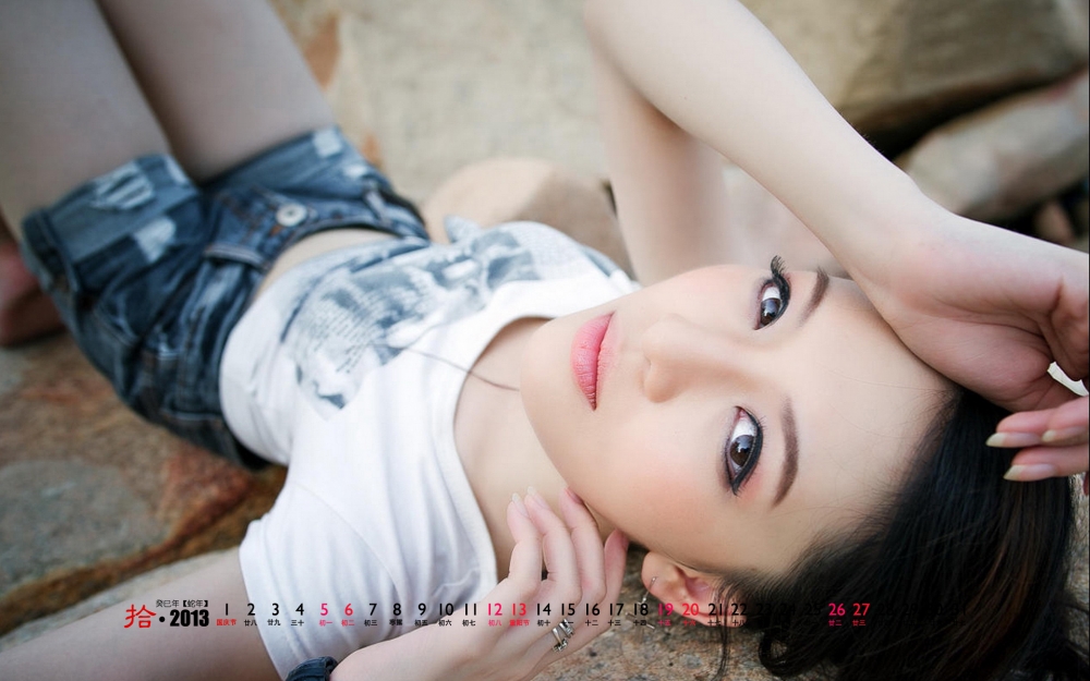 2013年10月日历壁纸之唯美海边少女