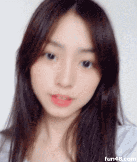 左右努嘴的妹子