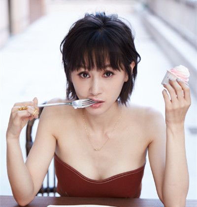 曲妖精王子文短发照 大写的美
