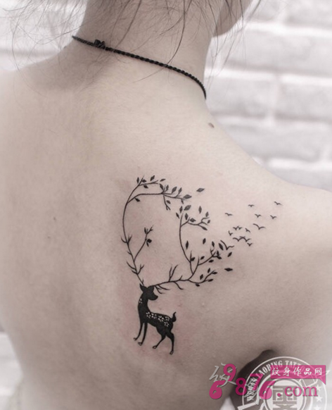 背部个性黑色树叶梅花鹿纹身图案