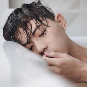 走路带风的个性小帅哥男生qq头像