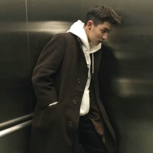 走路带风的个性小帅哥男生qq头像