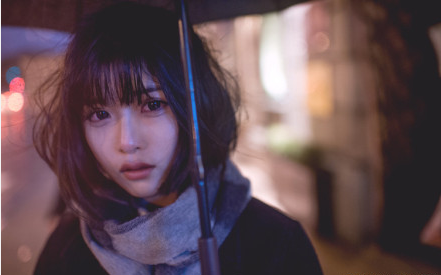 行走在冬季夜晚的美女图片欣赏