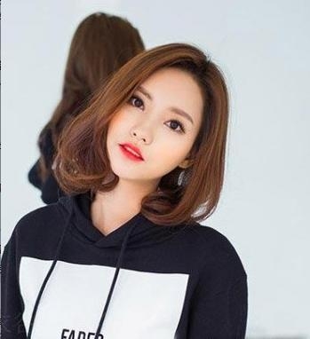 适合冬季的淑女发型 首选披肩时尚卷发