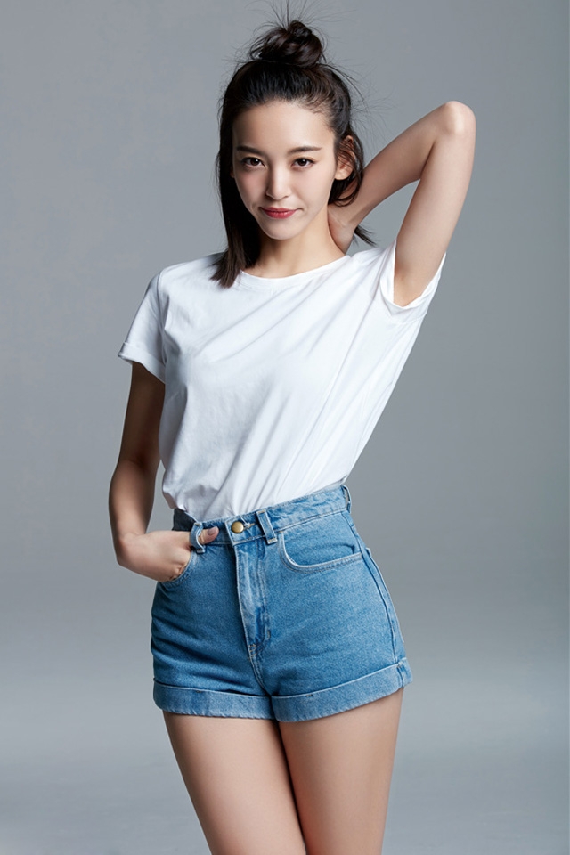 大眼女星尤靖茹清新写真手机壁纸下载