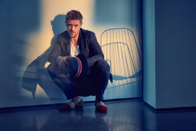 《毒枭》《金刚狼3》男星Boyd Holbroo最新《C》杂志写真释出！