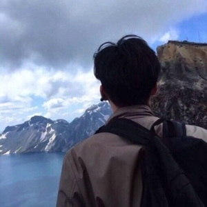 走路带风的个性小帅哥男生qq头像