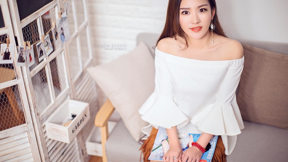 甜美女孩居家写真桌面壁纸下载