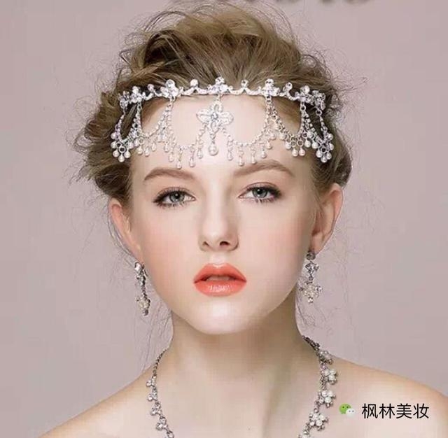 最美新娘盘发 端庄大气彰显新娘娇俏