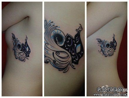 美女侧胸漂亮唯美的面具纹身图片