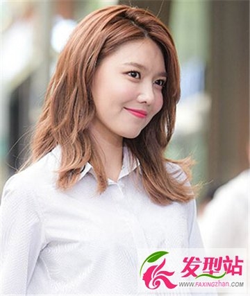 中长发怎么打理好看 蓬松的中长烫发卷发发型显气质十分吸睛