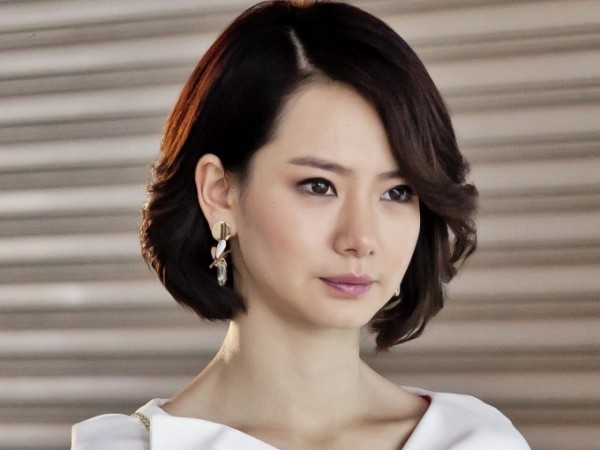 冷艳帅气明星戚薇短发美照