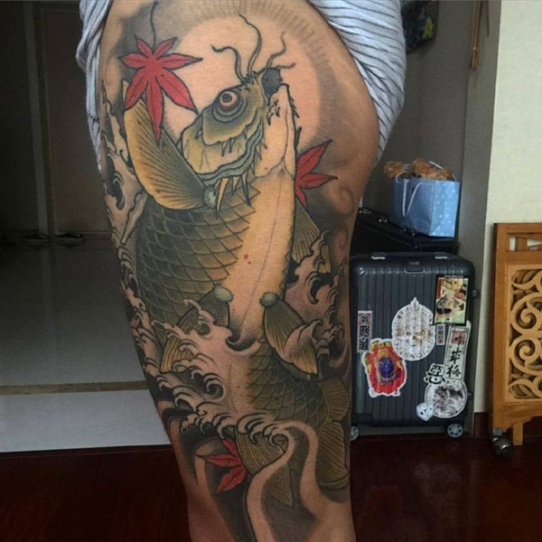 激流勇上，大腿传统鲤鱼纹身图案