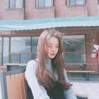 微卷长发女生卖萌可爱头像