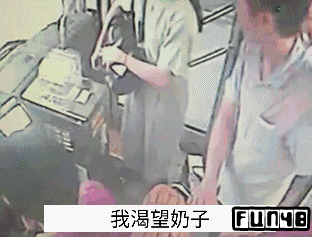 公交车色狼强行摸妹子胸