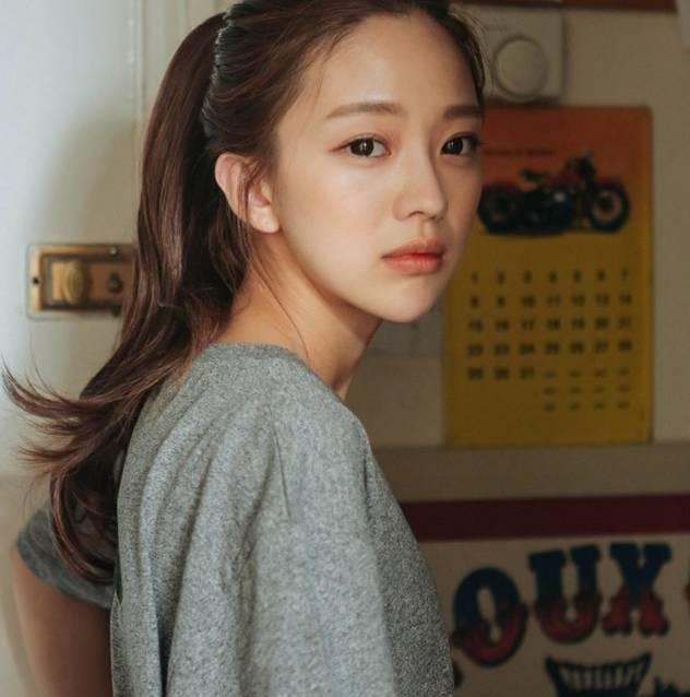 巧用发饰装点马尾辫 展现女生甜美、可爱