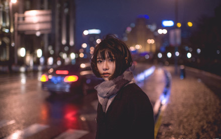 行走在冬季夜晚的美女图片欣赏