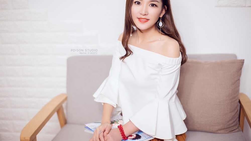 甜美女孩居家写真桌面壁纸下载