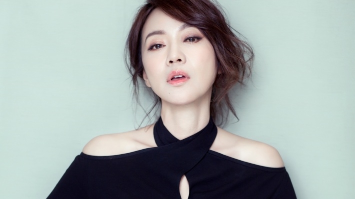 知性美女闫妮时尚写真高清电脑壁纸