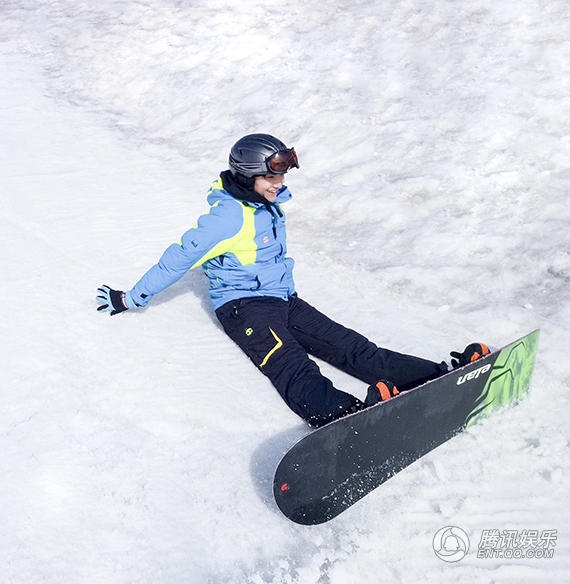 牛骏峰为亚冬会助威的滑雪大片