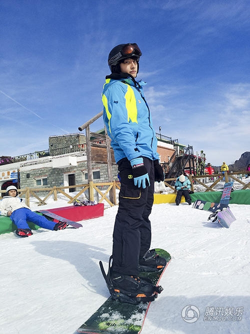 牛骏峰为亚冬会助威的滑雪大片