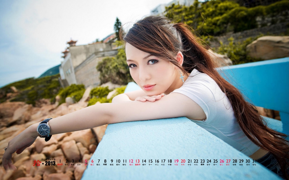 2013年10月日历壁纸之唯美海边少女
