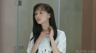 美女脖子上的吻痕草莓印