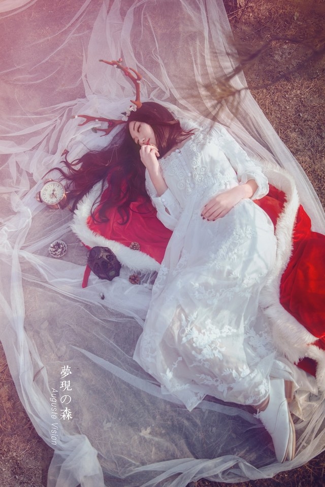 精选童话森林 麋鹿姑娘写真iPhone 4S壁纸下载