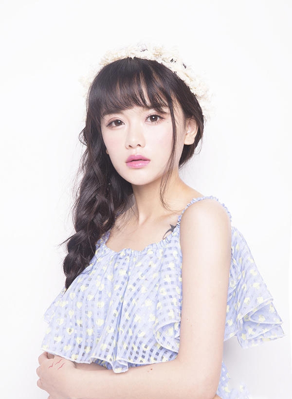 美女南笙小清新装扮的写真