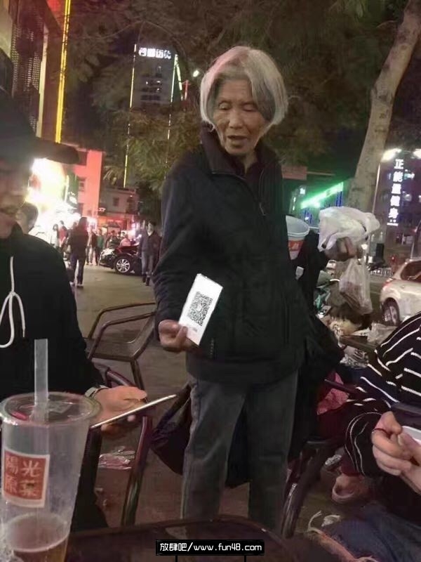 乞讨的新方式 扫码支付