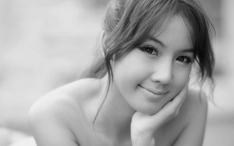 黑白色调美女壁纸