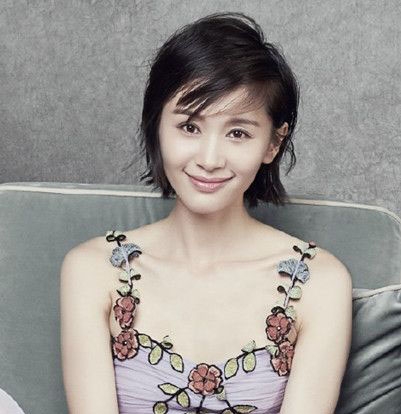 曲妖精王子文短发照 大写的美