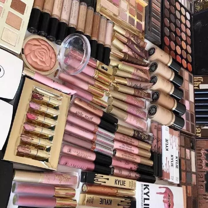 化妆台堆的满满的 这大概就是每个爱美女生的梦想吧