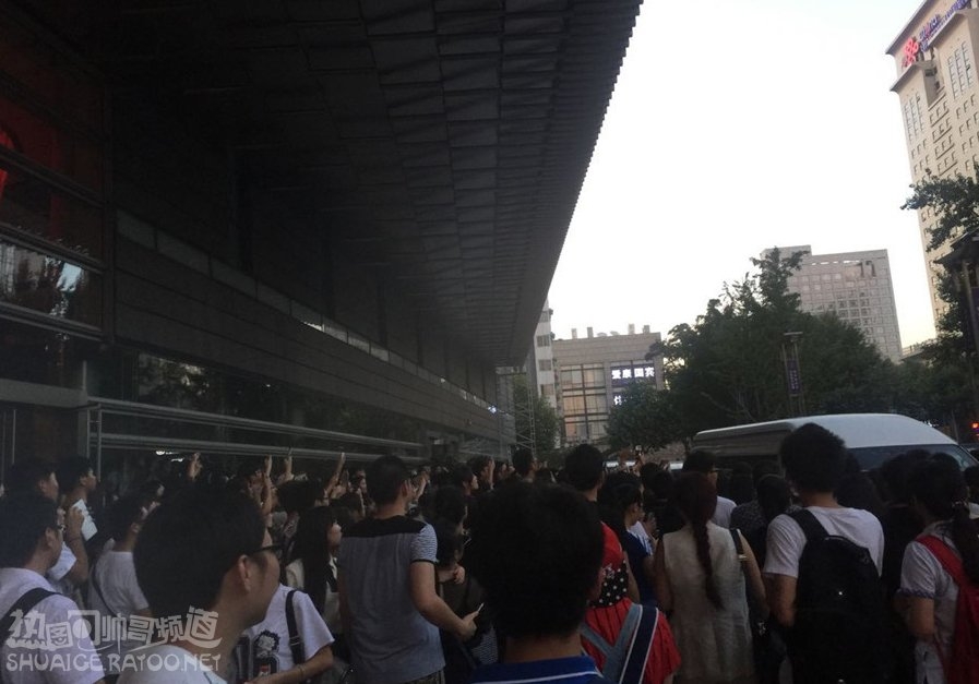 张艺兴机场图