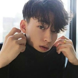 走路带风的个性小帅哥男生qq头像