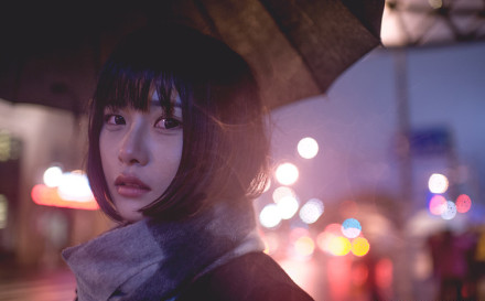 行走在冬季夜晚的美女图片欣赏