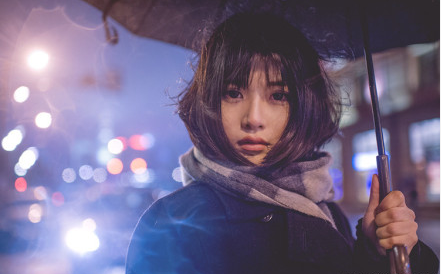 行走在冬季夜晚的美女图片欣赏