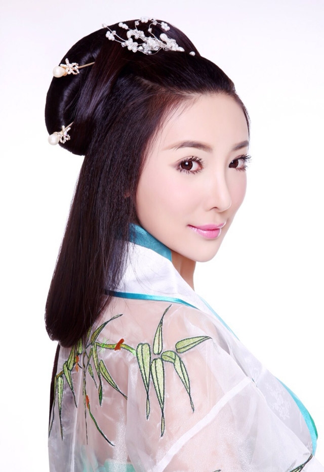 古典美女胡恩绮高贵典雅
