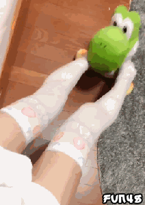 白丝美腿玩恐龙玩偶