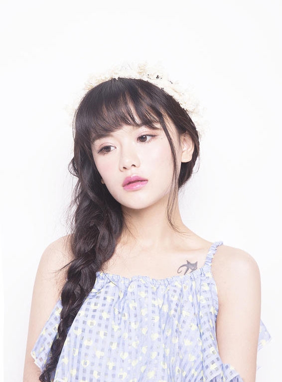 美女南笙小清新装扮的写真