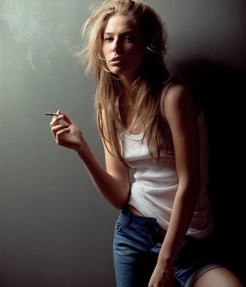 香烟的诱惑性感女生美图